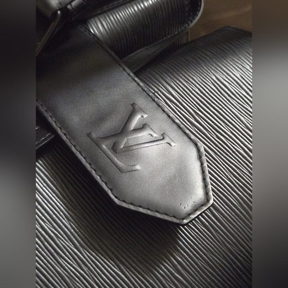 $2000 Authentic LOUIS VUITTON Epi Sac D'Epaule in Black. - Picture 16 of 17